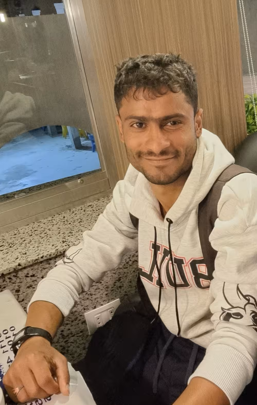 Hilf Omar Alwan, ein normales Leben zu führen [Zakat anwendbar]