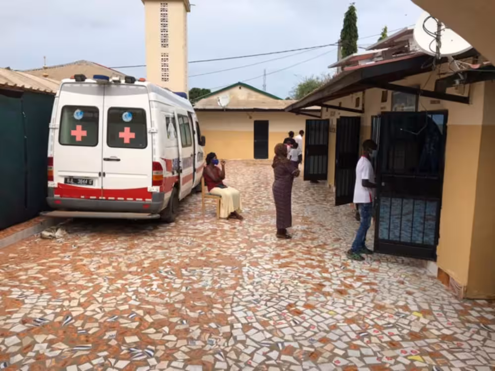 Fatou Gaye's KInderschutzhaus in Gambia: Erneuerung der Klärgrube
