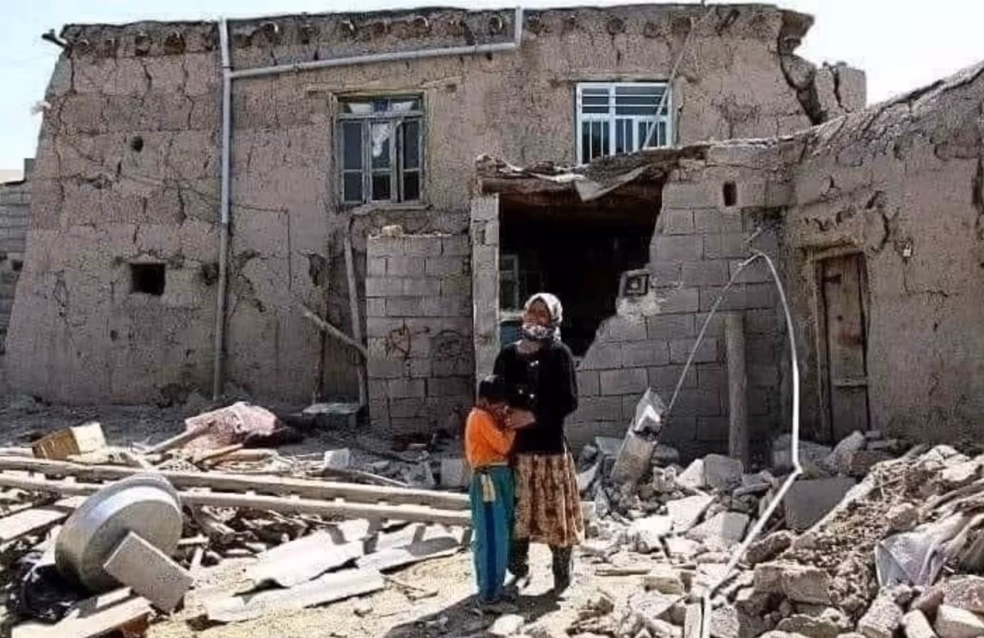 DRINGHENGE HILFE  ERDEBENOPFER IN AFGHANISTAN
