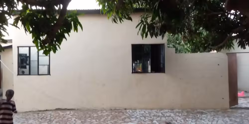 Fatou Gaye's KInderschutzhaus in Gambia: Erneuerung der Klärgrube