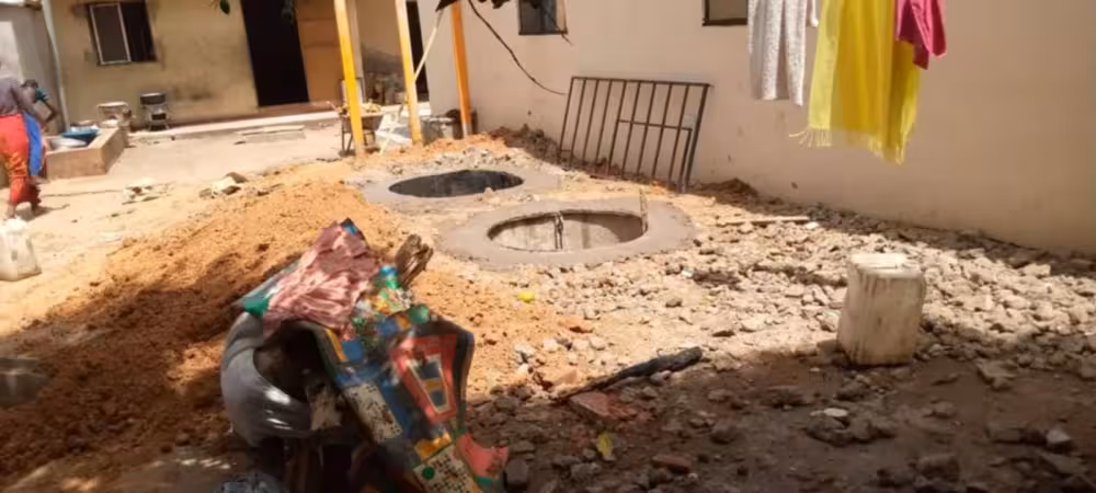 Fatou Gaye's KInderschutzhaus in Gambia: Erneuerung der Klärgrube