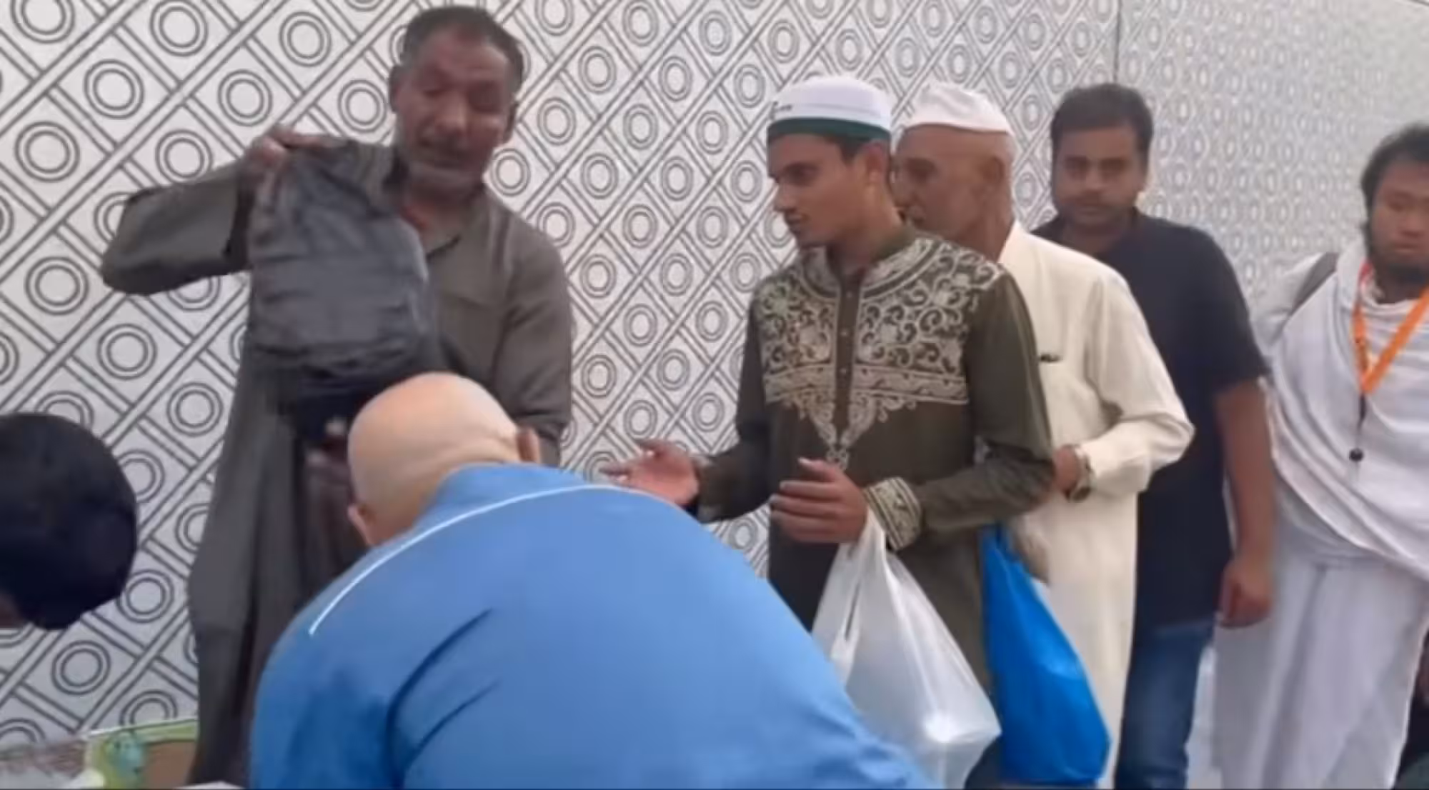 Sadaqahprojekt in Mekka: Bedürftige speisen und Ajr in der schönsten Stadt der Welt zu kriegen.
